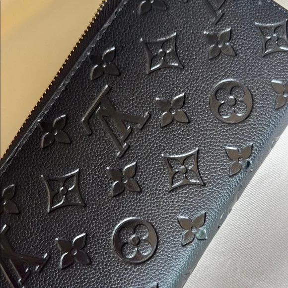 Black Crossbody Bag with Gold Chain + wallet - Picture 10 of 10